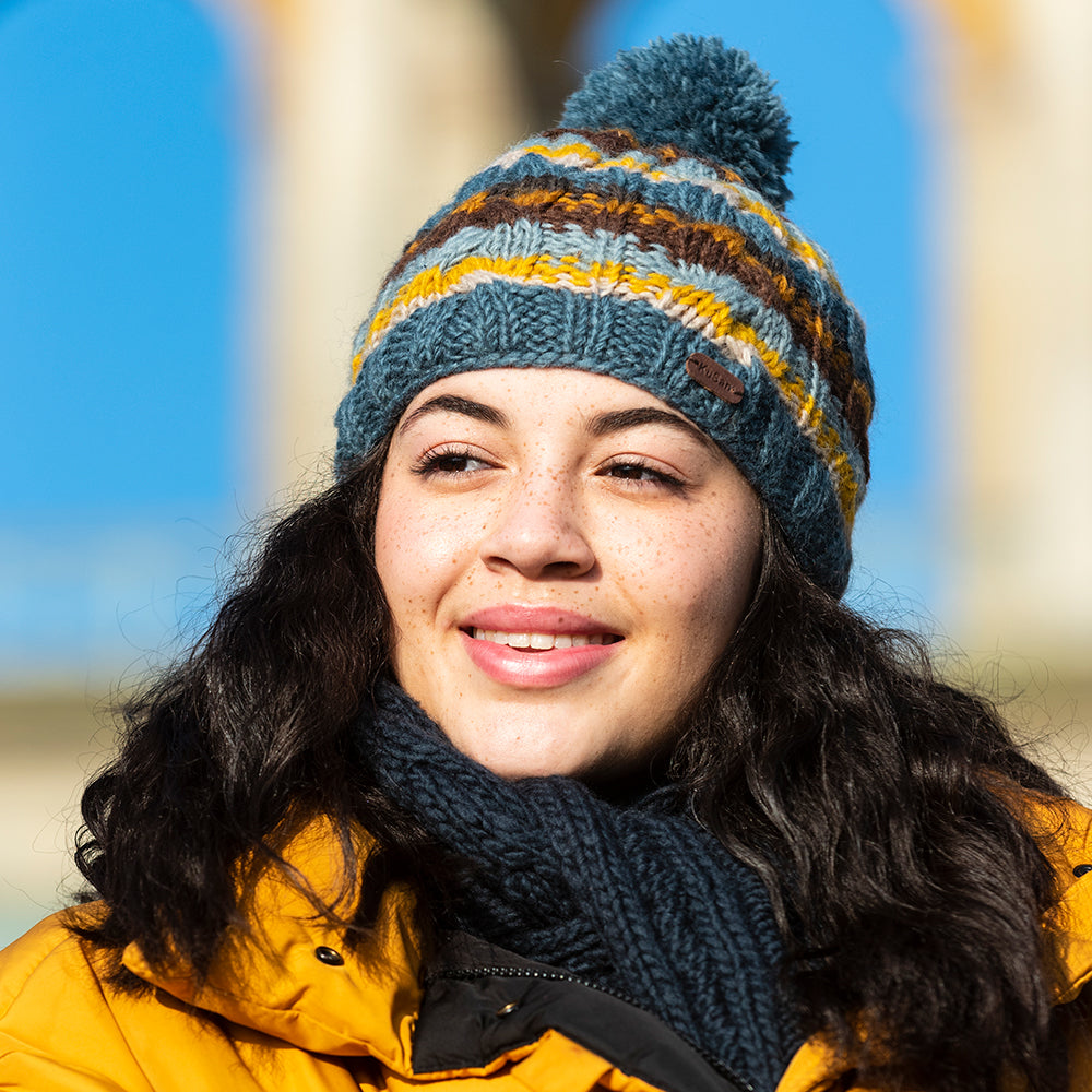 Gorro con pompón punto de cable con franjas de Kusan - Múltiples tonalidades azules