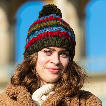 Gorro con pompón punto de cable con franjas de Kusan - Bosque