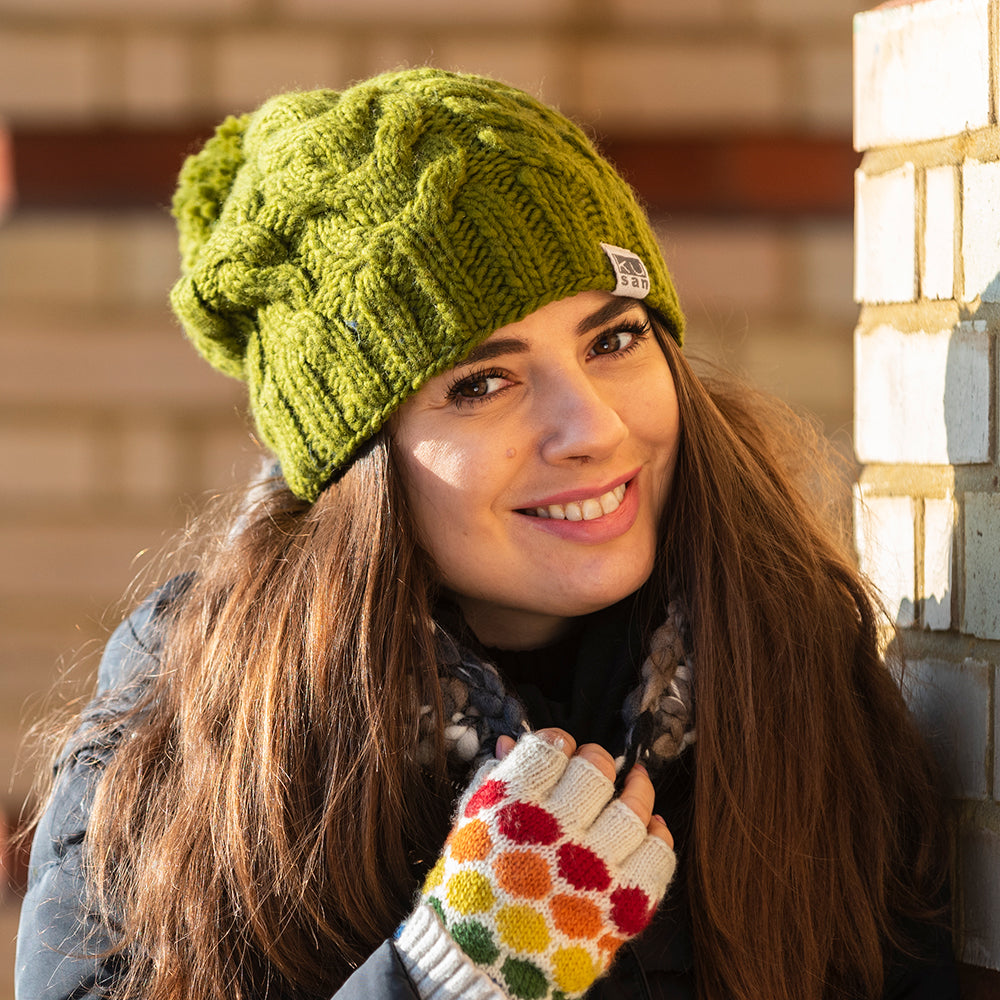 Gorro con pompón Oversized de Kusan - Verde Oliva
