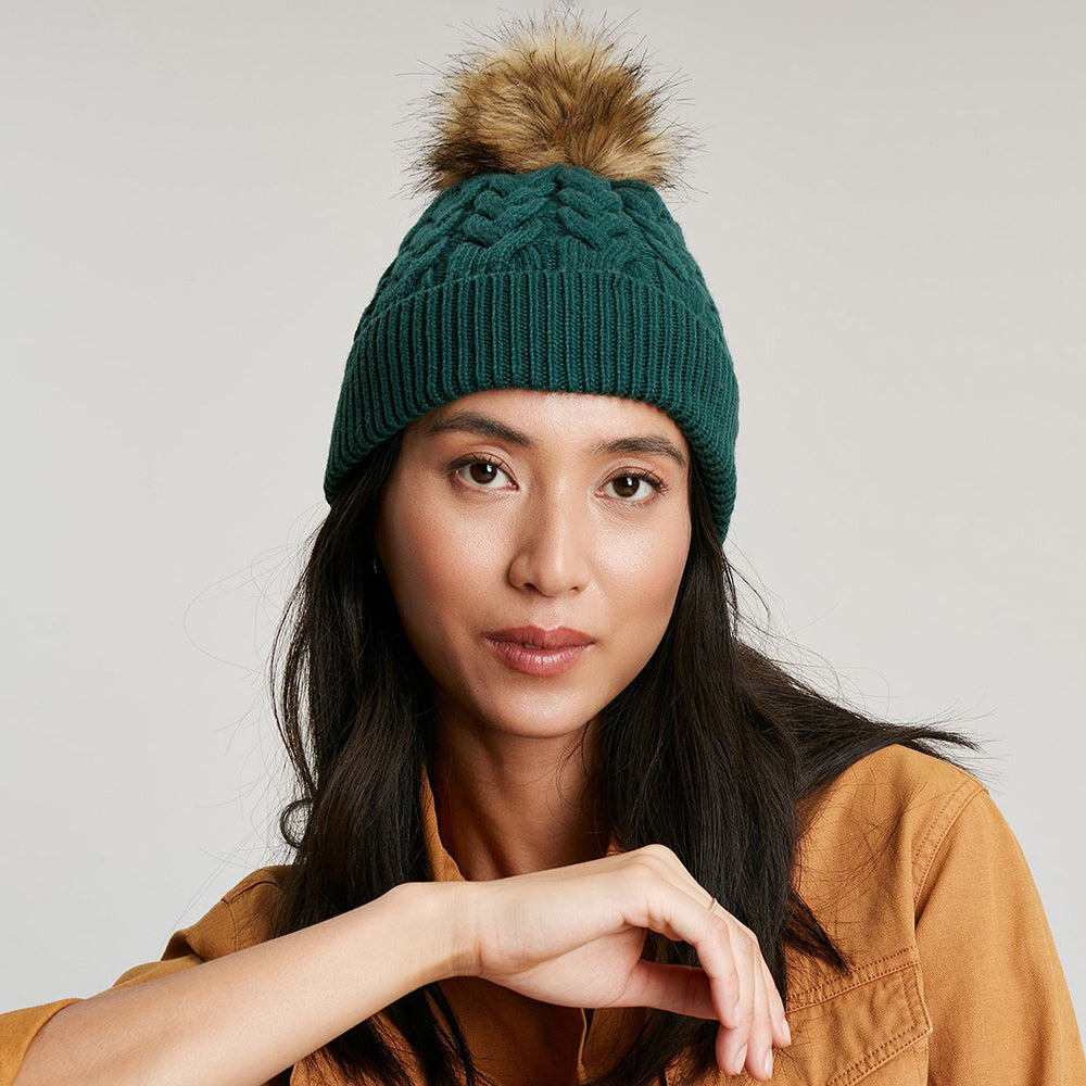 Gorro con pompón Elena punto de cable Pompón de piel sintética de Joules - Verde Azulado