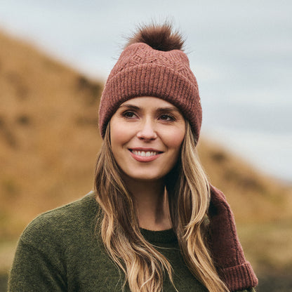 Gorro con pompón Alice de piel sintética de Failsworth - Marrón Castaño