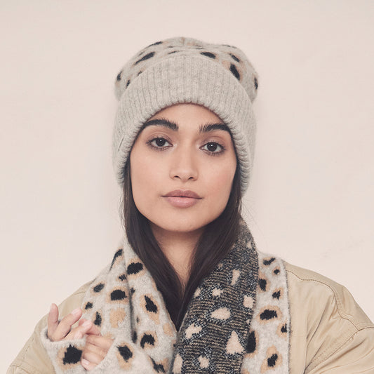 Gorro Beanie con vuelta Leopardo de Seeberger - Gris Ahumado-Negro